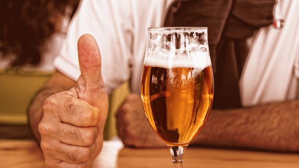  Bancul zilei de miercuri, 13 iulie 2022. Un tip stătea la terasă