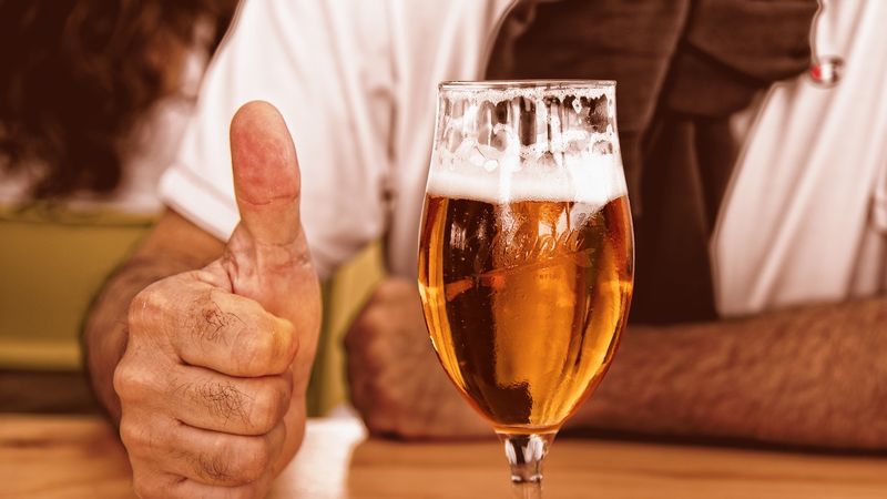 Bancul zilei de miercuri, 13 iulie 2022. Un tip stătea la terasă