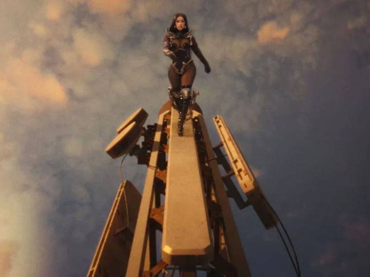 Cardi B feat. Kanye West & Lil Durk - Hot Shit