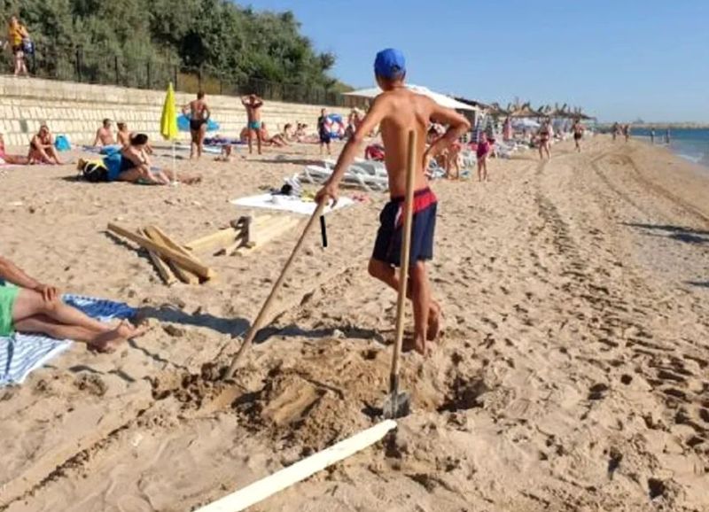 Turiști alungați de pe plajă, la Eforie Sud