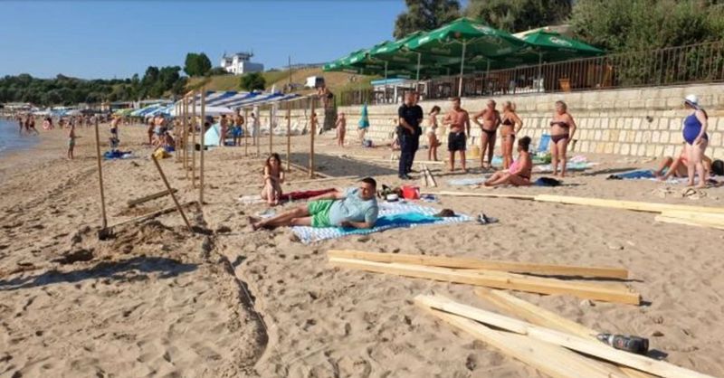 Turiști alungați de pe plajă, la Eforie Sud