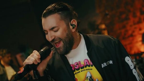 Smiley a lansat varianta live a piesei „Mi-aduc aminte”