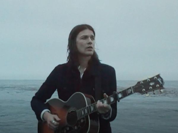 James Bay a lansat videoclipul piesei &bdquo;Save Your Love&rdquo;