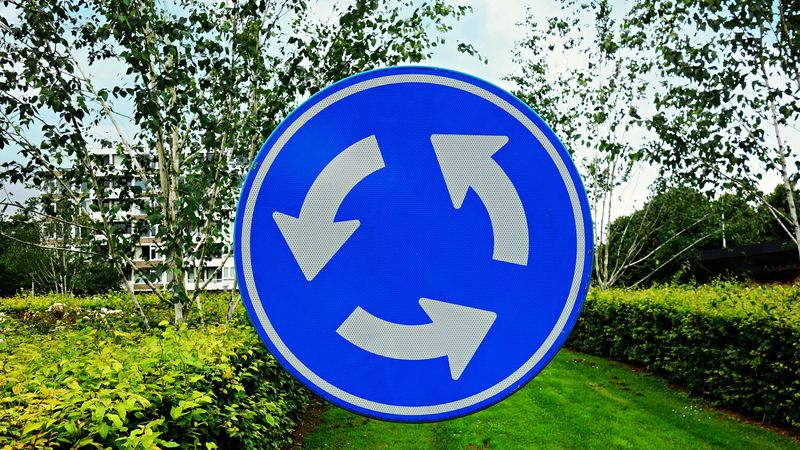 Cum se acordă prioritate în sensul giratoriu? Prevederile din Codul Rutier 2022