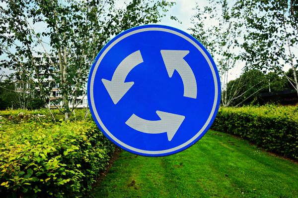Cum se acordă prioritate &icirc;n sensul giratoriu? Prevederile din Codul Rutier 2022