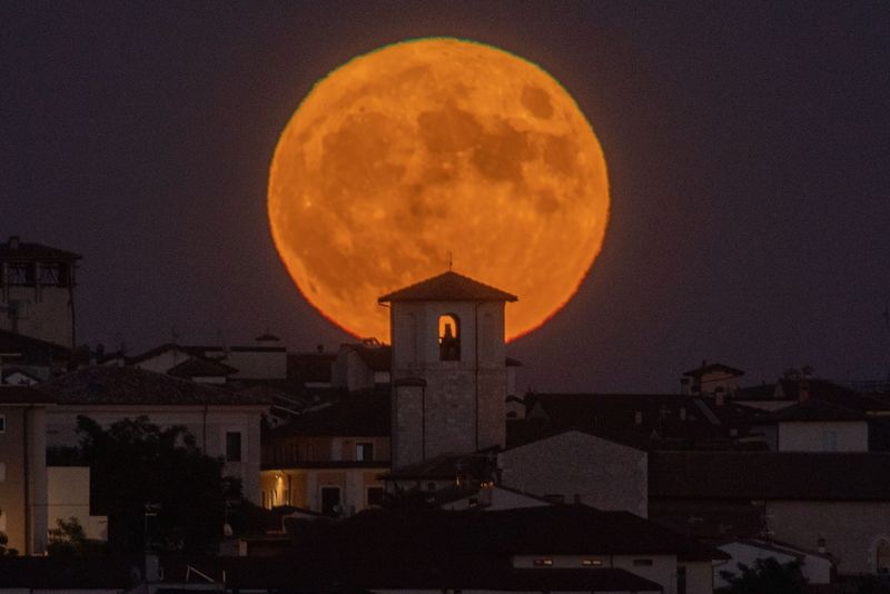 Cum a arătat Superluna, cea mai mare lună plină din 2022