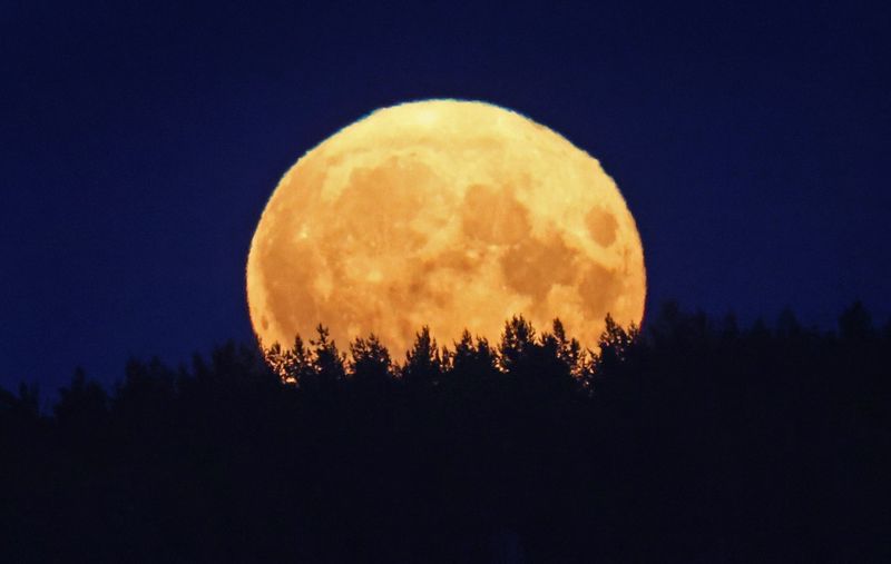 Cum a arătat Superluna, cea mai mare lună plină din 2022