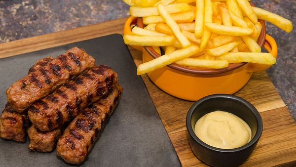 VIDEO: Mici cu viermi, cumpăraţi dintr-un supermarket din Cluj-Napoca! Bărbatul i-a observat abia după ce a mâncat din ei