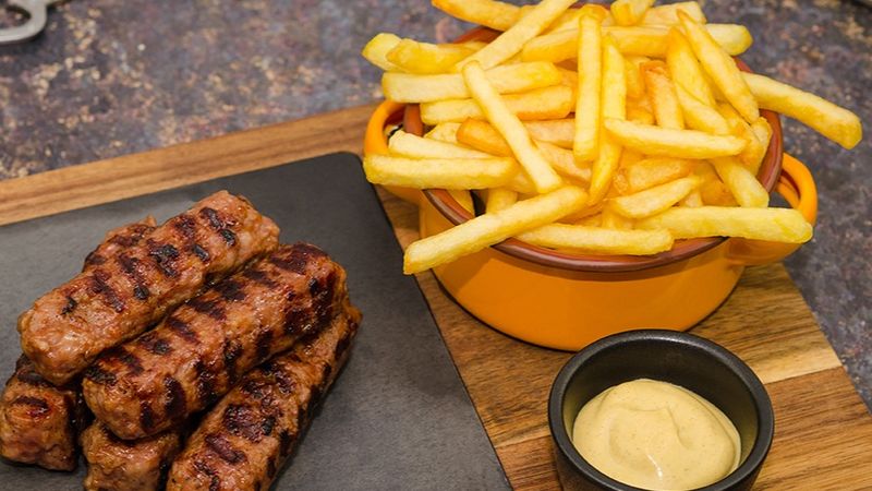 VIDEO: Mici cu viermi, cumpăraţi dintr-un supermarket din Cluj-Napoca! Bărbatul i-a observat abia după ce a m&acirc;ncat din ei