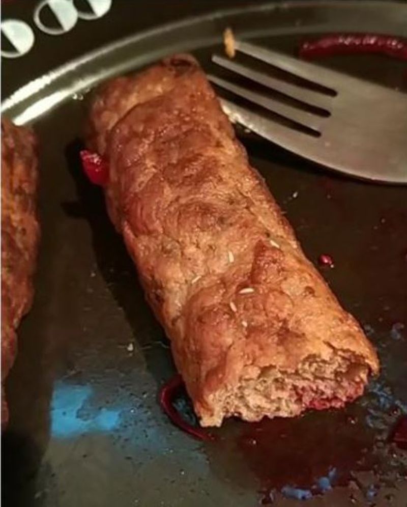 Mici cu viermi, cumpăraţi dintr-un supermarket din Cluj-Napoca