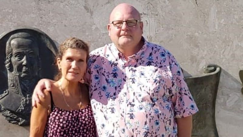 Doi soți au plecat în vacanță și au zburat 15 ore cu avionul.