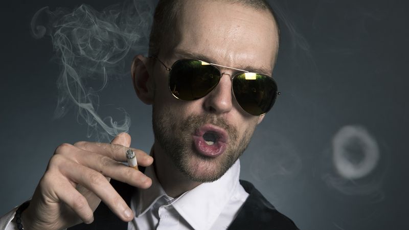 Bancul zilei de vineri, 15 iulie 2022. Bulă cere mereu c&acirc;te o țigară colegilor de muncă
