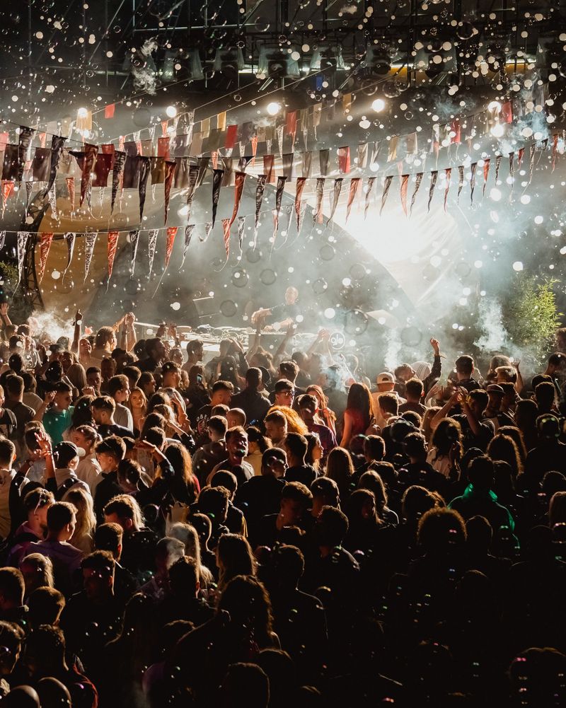 Manelele, noua modă la festivalurile de muzică electronică.  Ce manea s-a auzit la Electric Castle