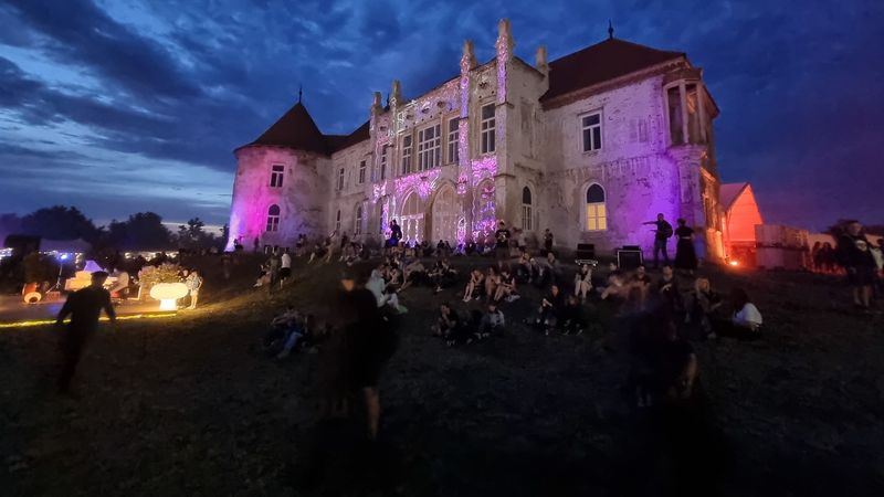 Manelele, noua modă la festivalurile de muzică electronică.  Ce manea s-a auzit la Electric Castle