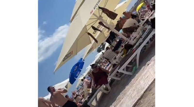 un turist a venit la Costinești cu șuncă afumată de acasă și a atârnat-o de umbrelă 