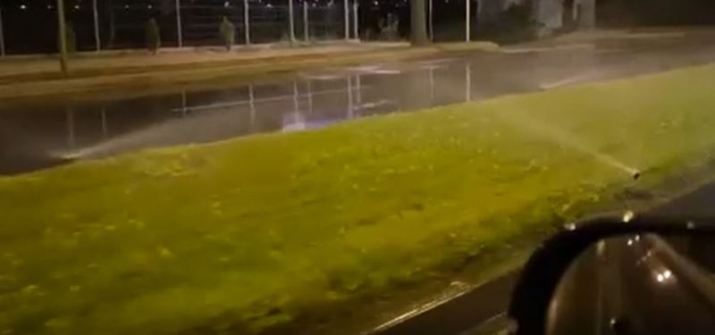 Aspersoarele din Vaslui udă asfaltul, în timp ce vasluienii sunt sfătuiți să consume apa cu porția