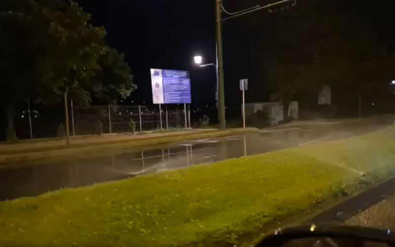 Aspersoarele din Vaslui udă asfaltul, în timp ce vasluienii sunt sfătuiți să consume apa cu porția
