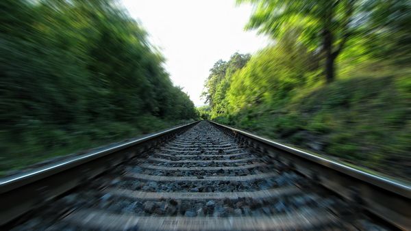 Codul rutier 2022: Ce reglementări există la trecerea la nivel cu calea ferată