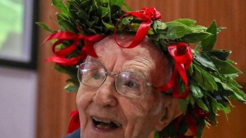Absolvent la aproape 100 de ani! Un bărbat a dobor&acirc;t din nou recordul pentru cel mai v&acirc;rstnic absolvent de studii universitare