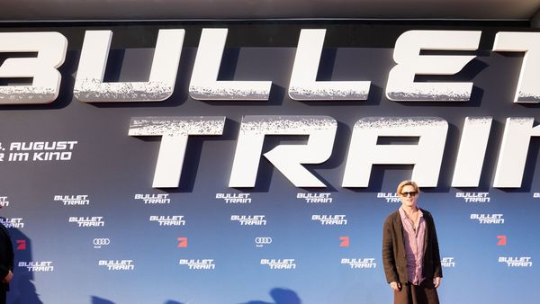 Apariția lui Brad Pitt pe covorul roșu de la lansarea Bullet Train: „Grecii purtau fuste tot timpul atunci”