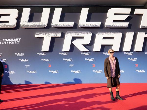 Apariția lui Brad Pitt pe covorul roșu de la lansarea Bullet Train: &bdquo;Grecii purtau fuste tot timpul atunci&rdquo;