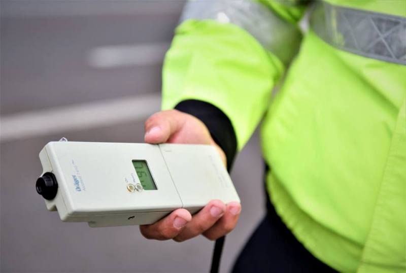 Doi poliţişti cercetați că au falsificat o testare cu aparatul alcooltest