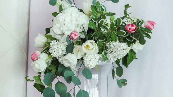 Bancul zilei de joi, 21 iulie 2022. Când bărbatul uită să-i ia flori soției