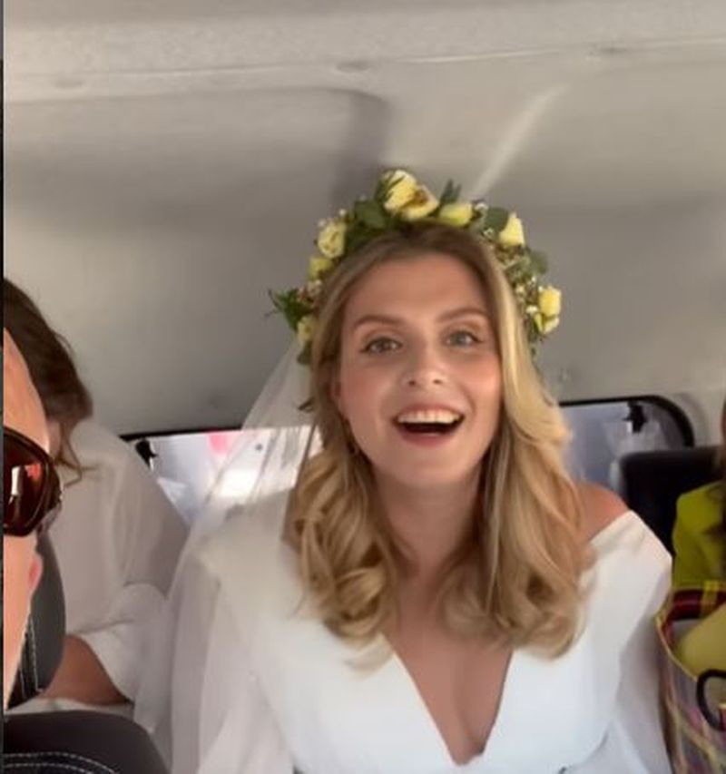 O mireasă a făcut autostopul pentru a ajunge la propria nuntă