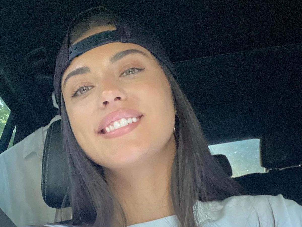 Antonia îi arată lui George Buhnici vergeturile