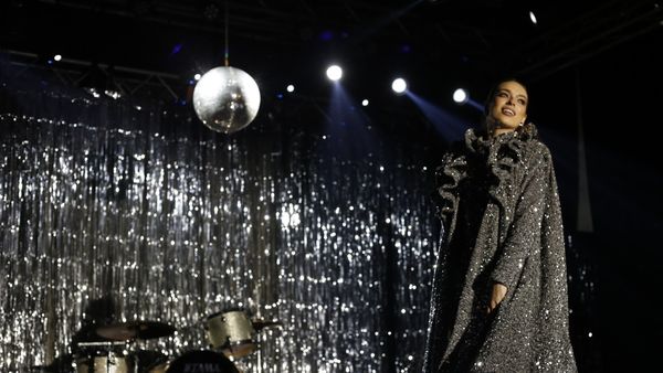 LIA: de la nostalgie prin versuri, la nostalgie prin imagini. Videoclipul oficial al piesei „În urma ta” ne face o incursiune în Universul anilor ‘80