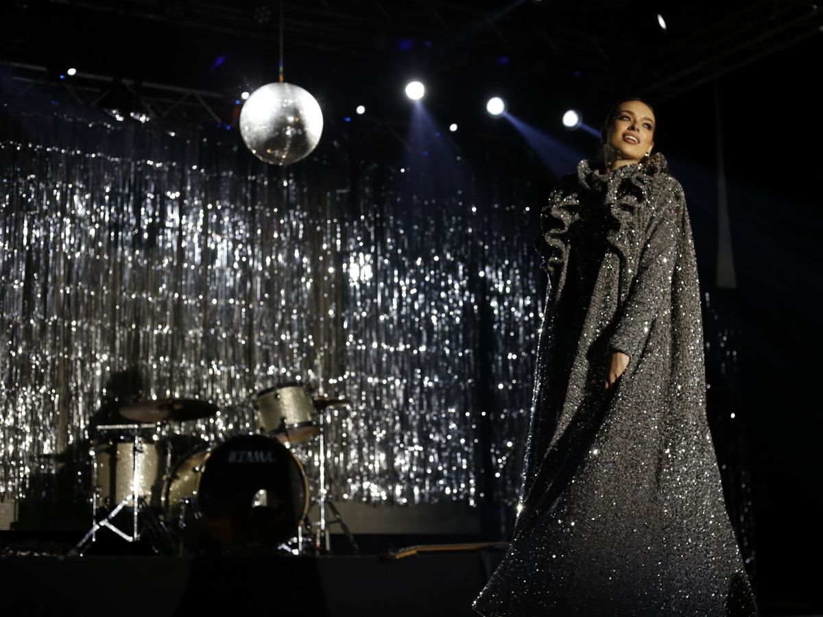 LIA: de la nostalgie prin versuri, la nostalgie prin imagini. Videoclipul oficial al piesei „În urma ta” ne face o incursiune în Universul anilor ‘80