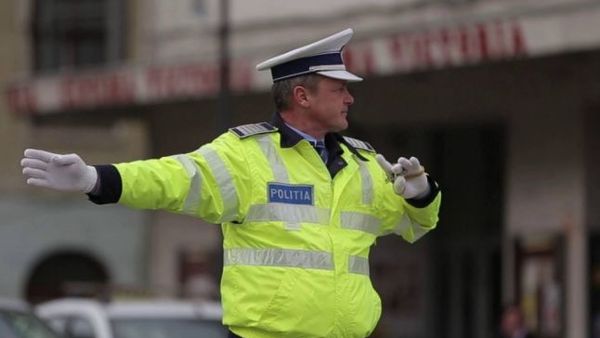 Bancul zilei de vineri, 22 iulie 2022. Agentul de circulaţie opreşte o maşină condusă de o doamnă în vârstă