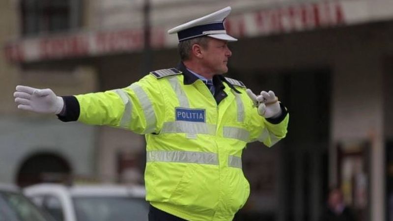 Bancul zilei de vineri, 22 iulie 2022. Agentul de circulaţie opreşte o maşină condusă de o doamnă &icirc;n v&acirc;rstă
