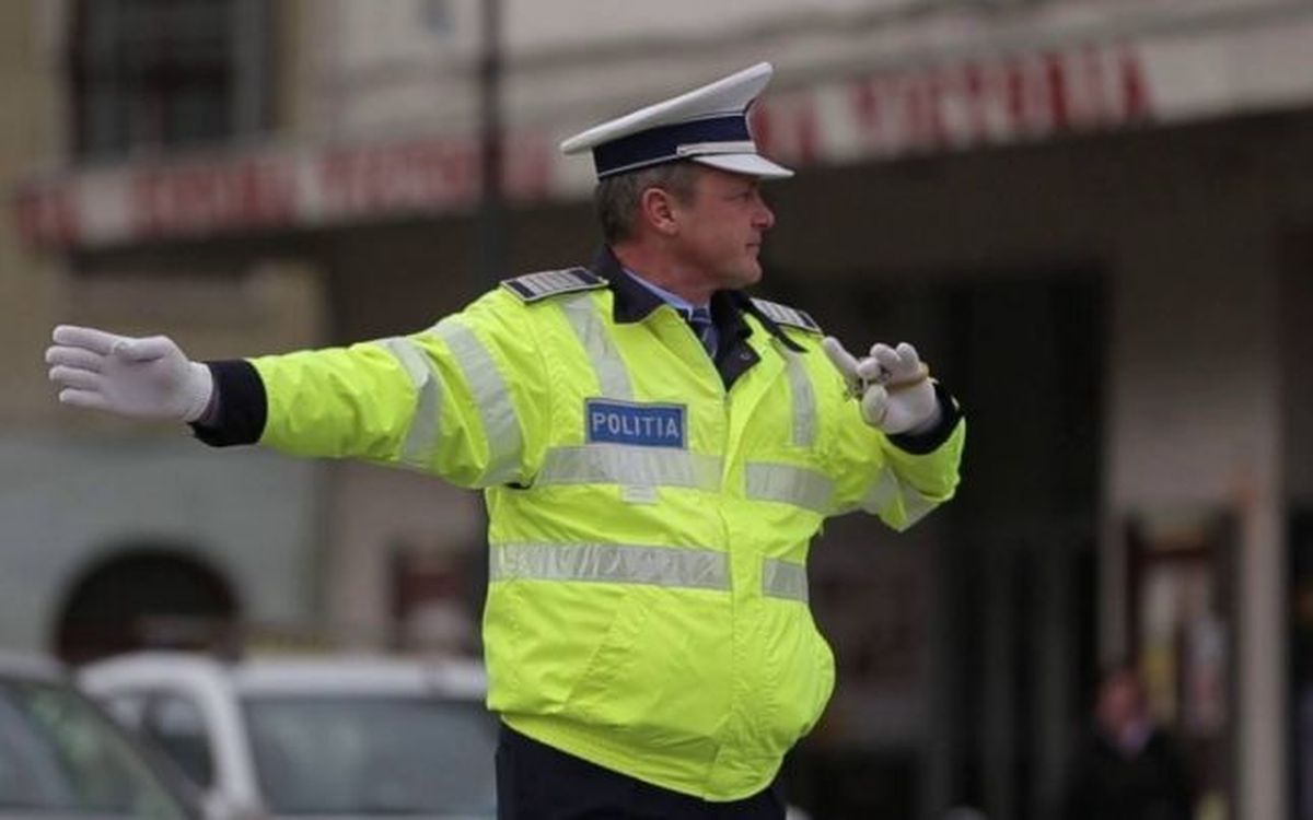 Bancul zilei de vineri, 22 iulie. Agentul de circulaţie opreşte o maşină condusă de o doamnă în vârstă
