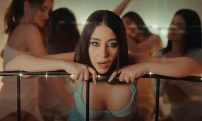 Nicole Cherry - Florile Tale