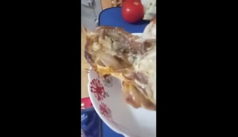  Ireal ce a pățit un bărbat după ce a cumpărat un pui rotisat de la un hipermarket din Huși