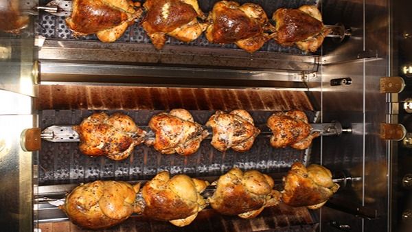 VIDEO: Ce a pățit un bărbat din Huși după ce a cumpărat un pui rotisat: „Am zis că mâncăm și noi în seara asta, dar iată!”