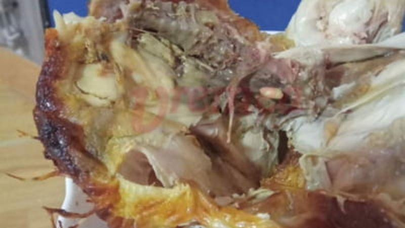  Ireal ce a pățit un bărbat după ce a cumpărat un pui rotisat de la un hipermarket din Huși