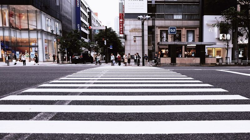 Bancul zilei de miercuri, 27 iulie 2022: Un tip vrea să traverseze strada