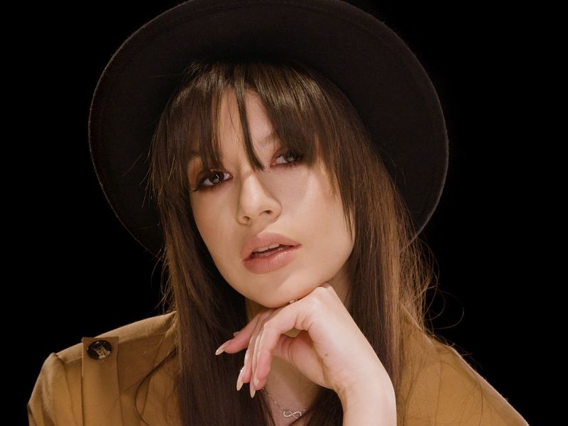 Cleopatra Stratan, apariție îndrăzneață la un eveniment monden. Artista a făcut senzație cu o rochie mulată, decoltată, cu crăpătură pe picior