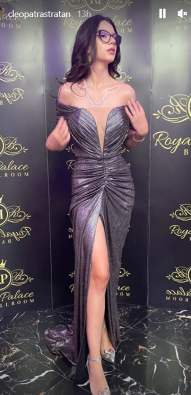Cleopatra Stratan, apariție îndrăzneață la un eveniment monden. Artista a făcut senzație cu o rochie mulată, decoltată, cu crăpătură pe picior