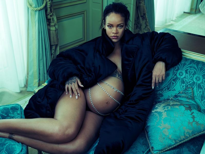 Rihanna, apariție sexy la doar două luni după ce a devenit mămică. Artista a atras toate privirile într-un corset de piele