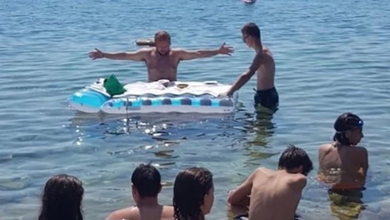 Un preot a ținut o slujbă în slip