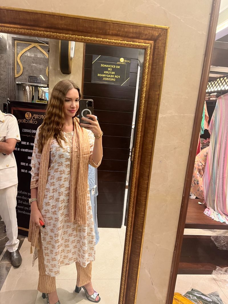 Artista Otilia a făcut senzație în Bangladesh. Aproape 15.000 de oameni prezenți la concert