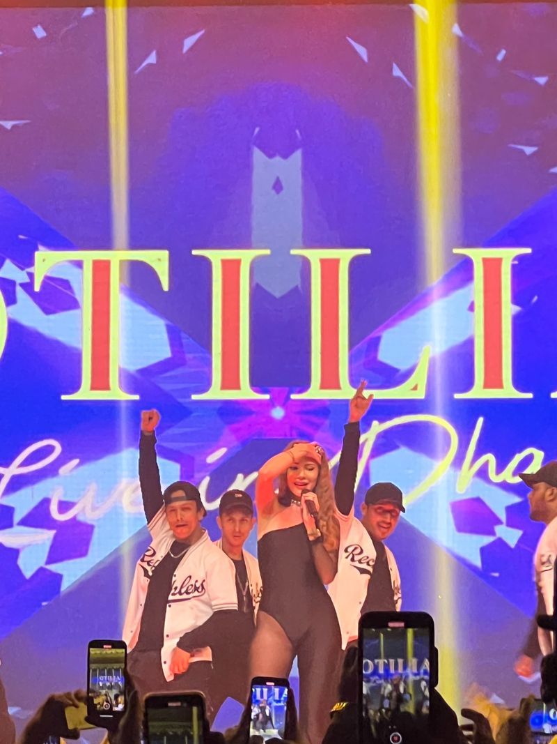 Artista Otilia a făcut senzație în Bangladesh. Aproape 15.000 de oameni prezenți la concert