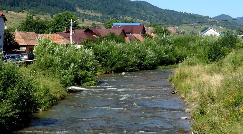  Fermier din Braşov, sancționat după ce a oprit cursul râului Bârsa ca să își salveze culturile