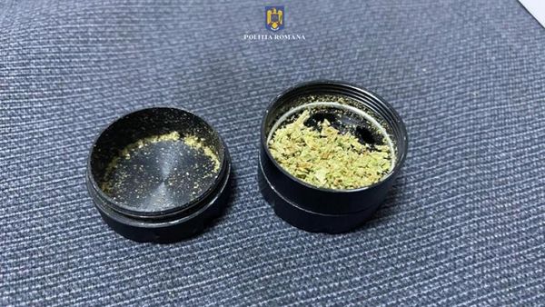 Dimineața Nebună: Tânăr prins în timp ce vindea substanțe interzise în satul Drogu - AUDIO