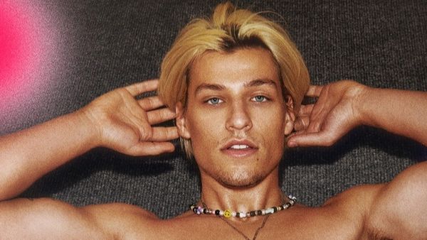 Fiul lui Jon Bon Jovi și-a expus fizicul impunător într-o revistă de modă pentru bărbați. Cât de mult seamănă tânărul de 20 de ani cu celebrul rocker?