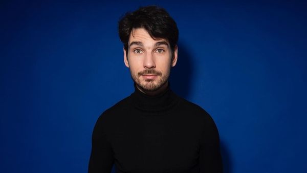 Actorul Anghel Damian, gest neașteptat după ce au apărut imaginile cu el și Theo Rose în timp ce se sărutau pe stradă