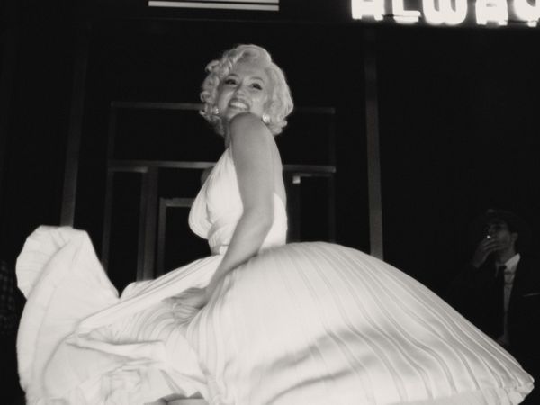 Marilyn Monroe s-a &icirc;ntors! Ana de Armas face senzație &icirc;ntr-o altă producție Netflix, dar fanii sunt supărați pe accentul spaniol al actriței
